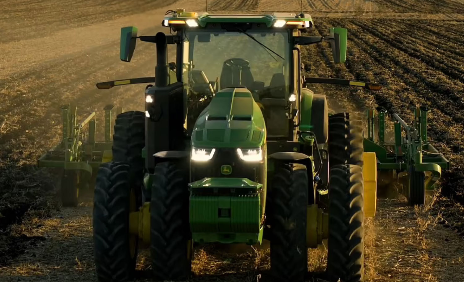 Иднината на земјоделството без луѓе: Трактор робот без возач обработува нива и сади семе / ВИДЕО