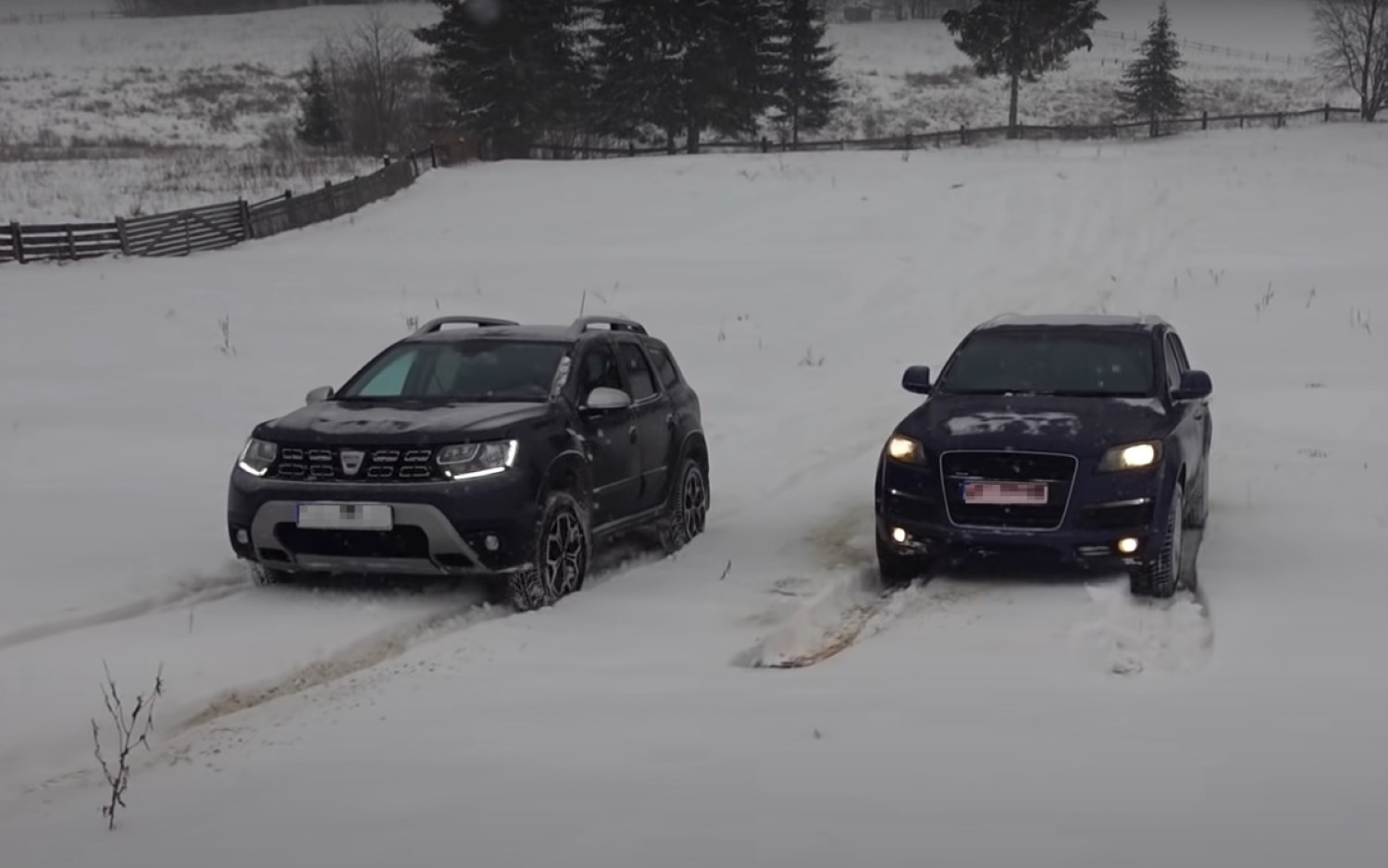 Dacia Duster vs. Audi Q7 Quattro. Кој е подобар во искачувањето по стрмен, снежен рид? / ВИДЕО