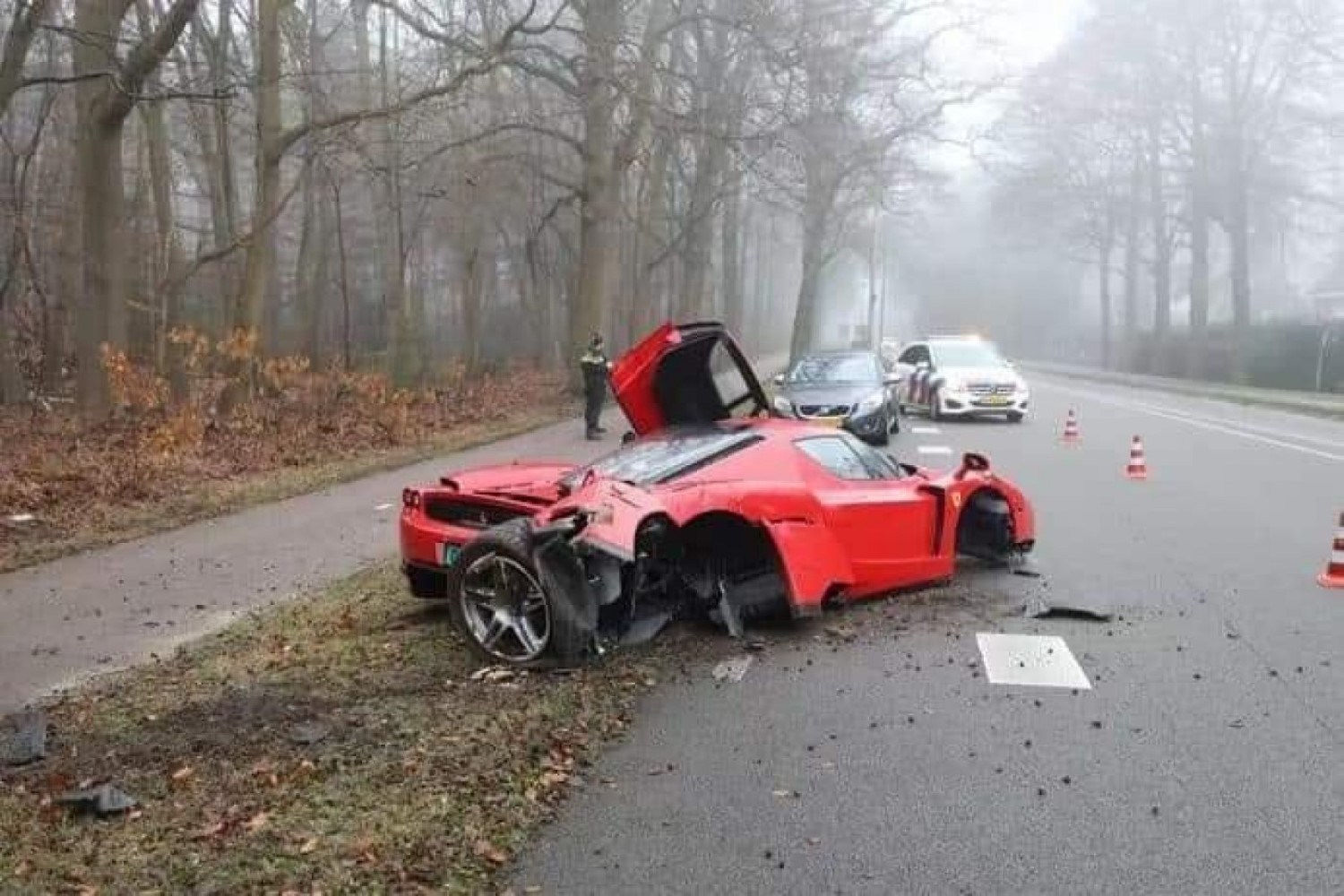 „Тест возење од соништата“: Автомеханичар се забил во дрво со Ferrari вредно над 3 милиони долари!