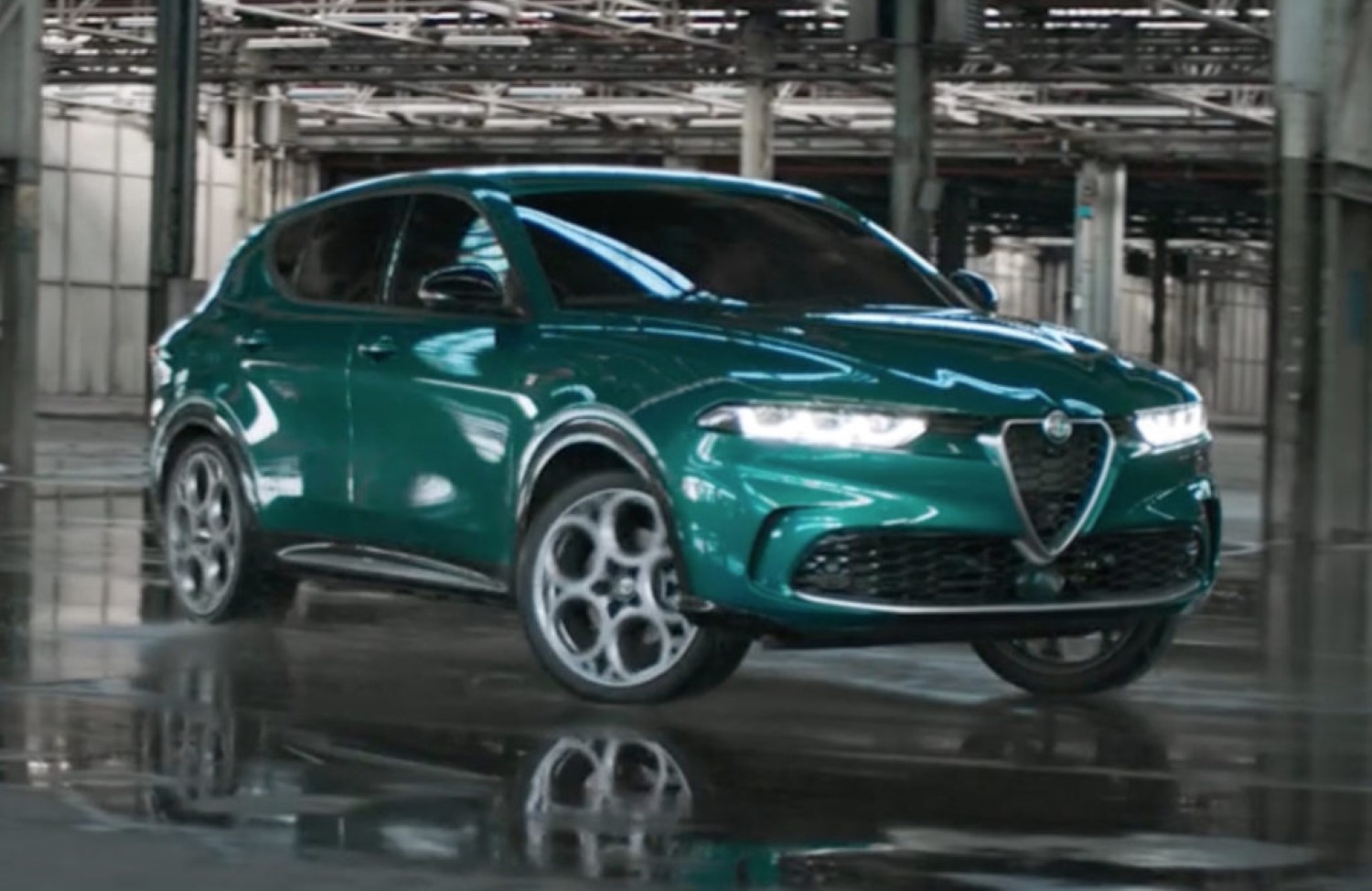 Некој ја упропасти официјалната премиера! Вака изгледа Alfa Romeo Tonale / ФОТО+ВИДЕО