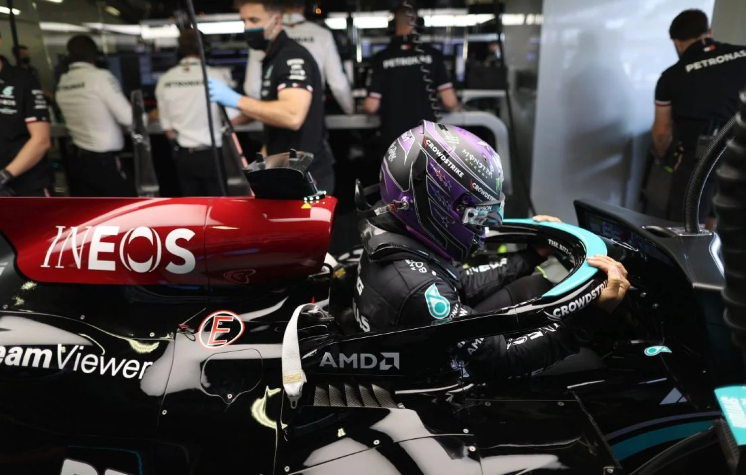 Bild: Хамилтон ја посетил фабриката на Mercedes и дал свој отпечаток за седиштето