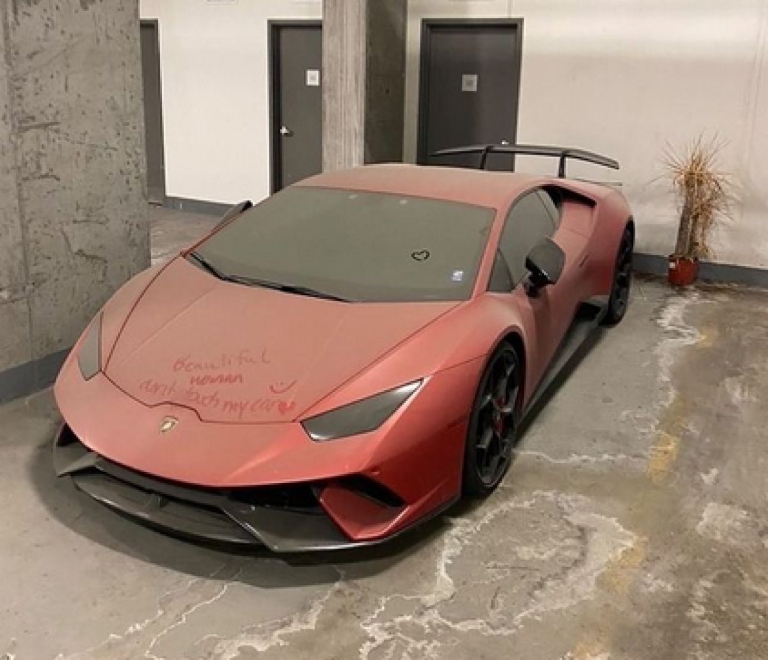 И тоа е можно! Некој на паркинг си го „заборавил“ својот Lamborghini Huracan Performante