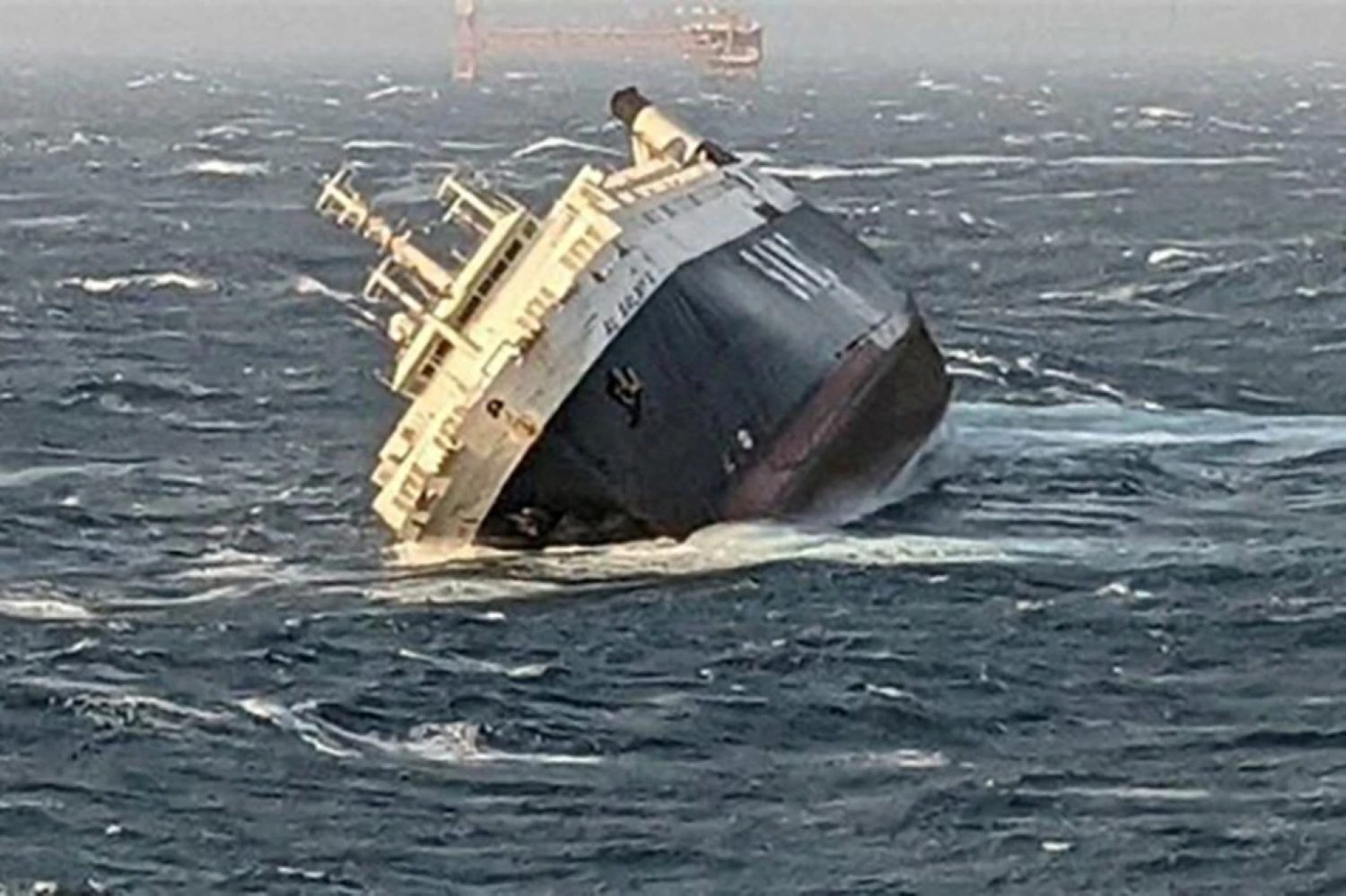 Уште еден брод со автомобили тоне во море / ВИДЕО