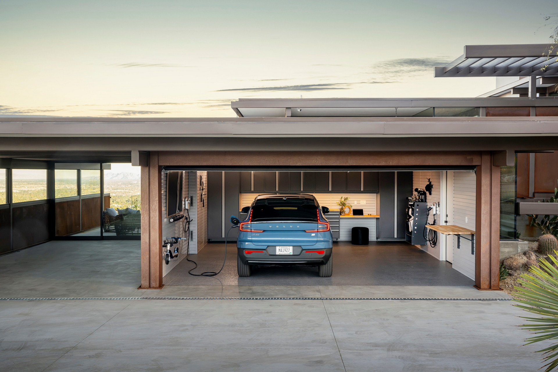 Volvo претстави уникатна гаража за батерискиот модел C40 Recharge