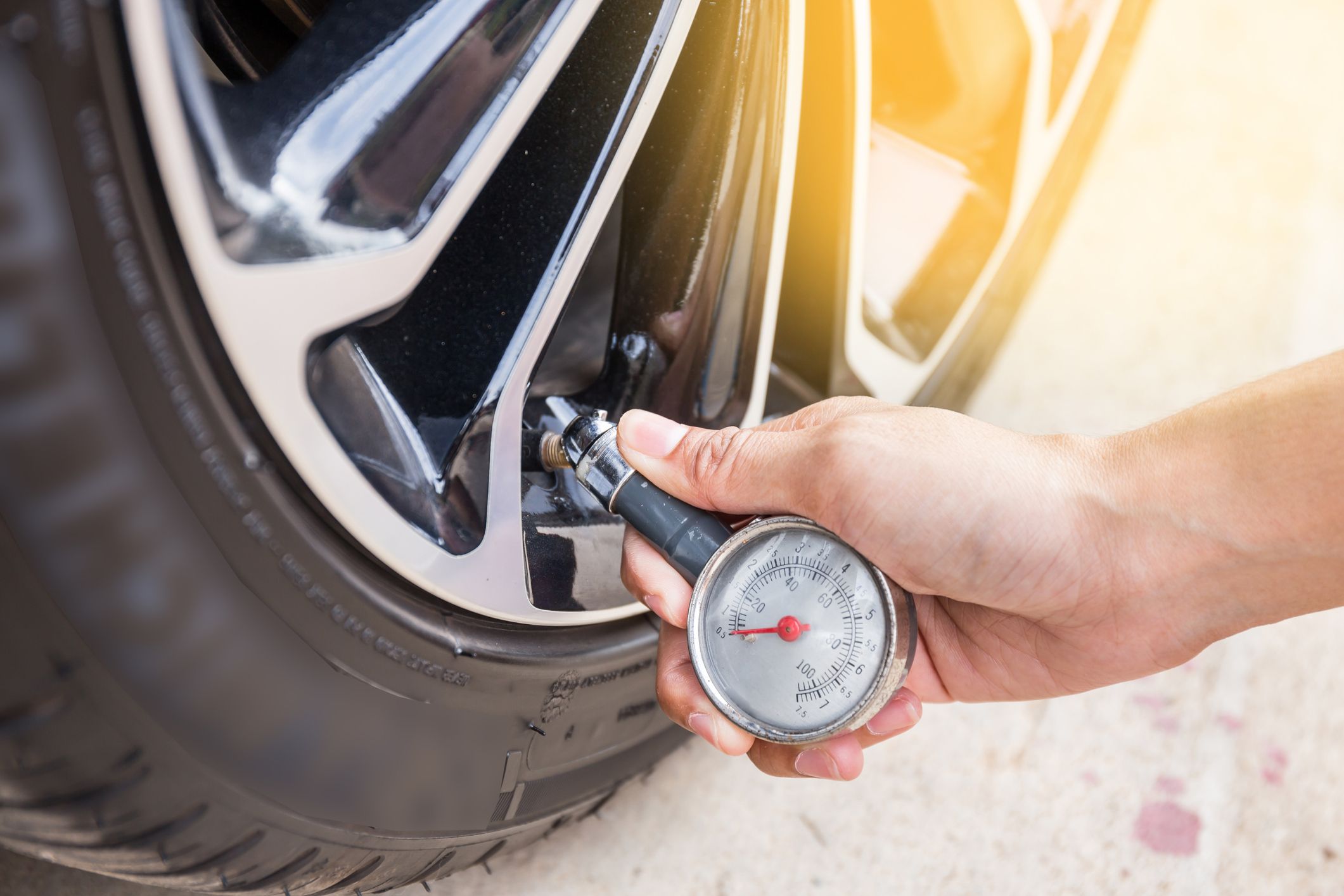 Притисок во гумите: Доколку е можно, измерете го кога гумите се ладни!