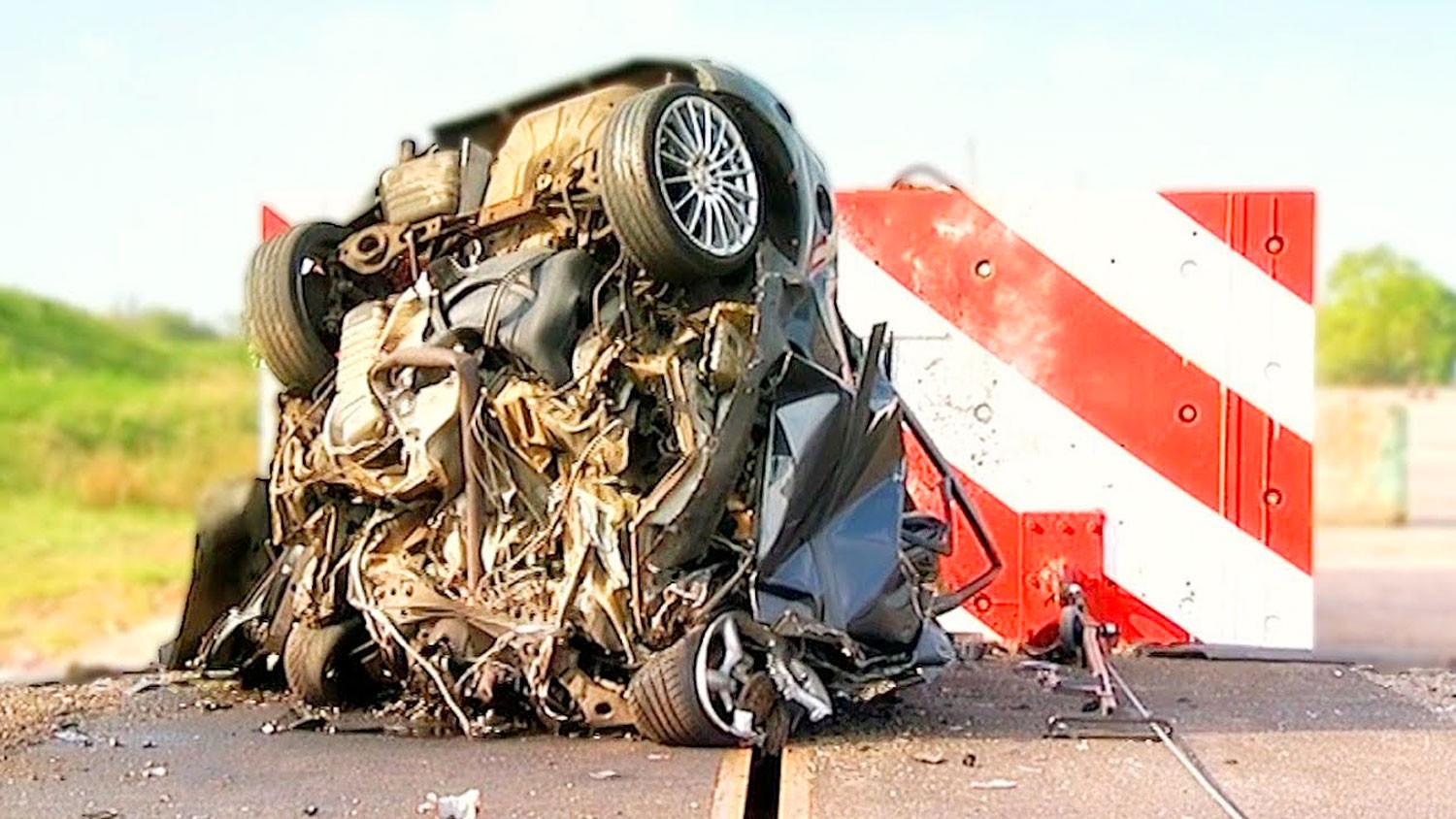 Што останува од Ford Focus кога ќе удри во бетонски блок со брзина од 193 km/h?! / ВИДЕО