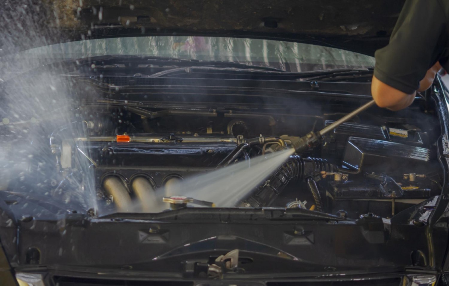 Замки на пролетното чистење: Дали миењето на моторот може да му наштети на вашиот автомобил?