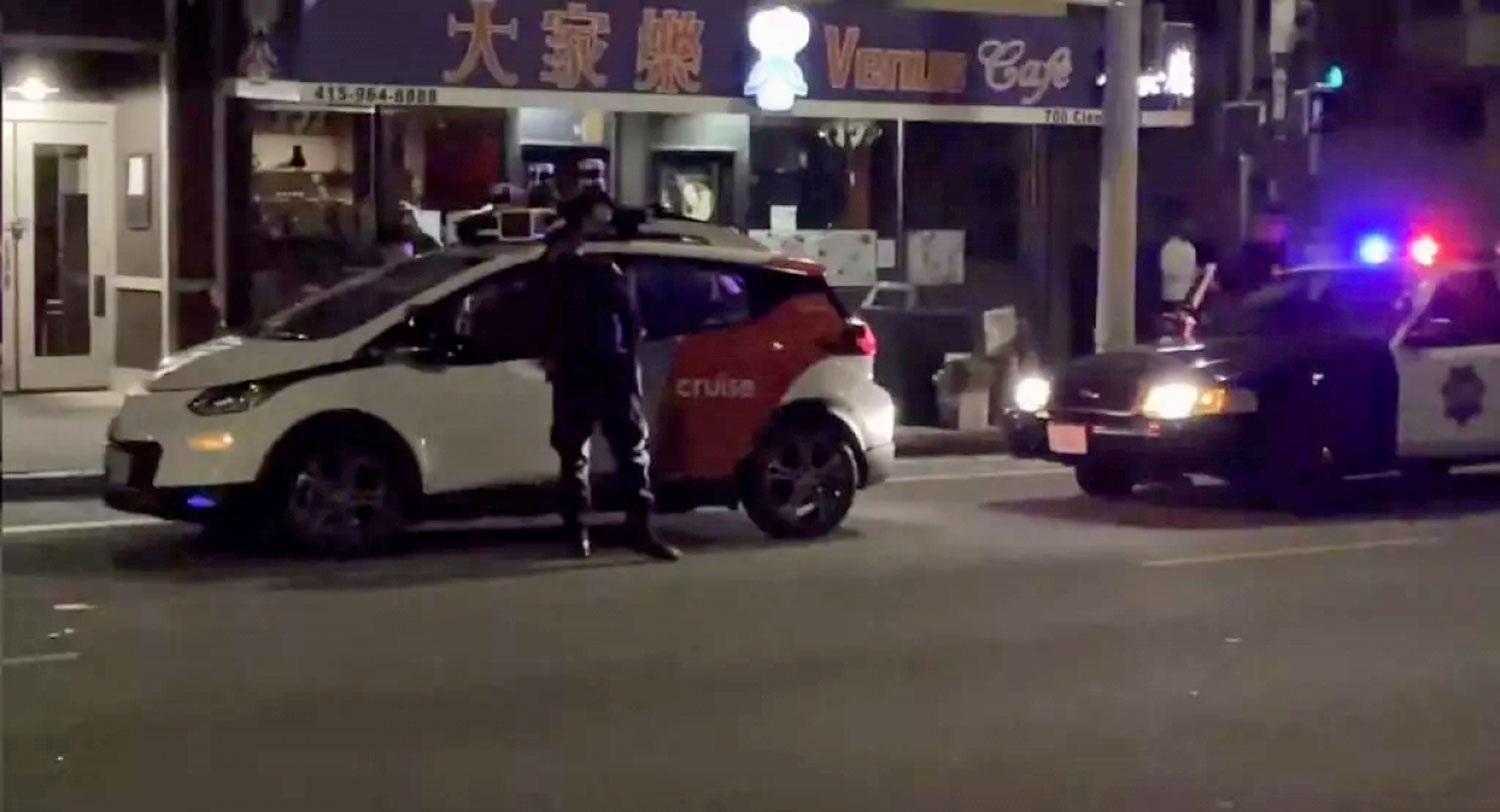 Шок за полицијата откако запрела автономен автомобил! / ВИДЕО