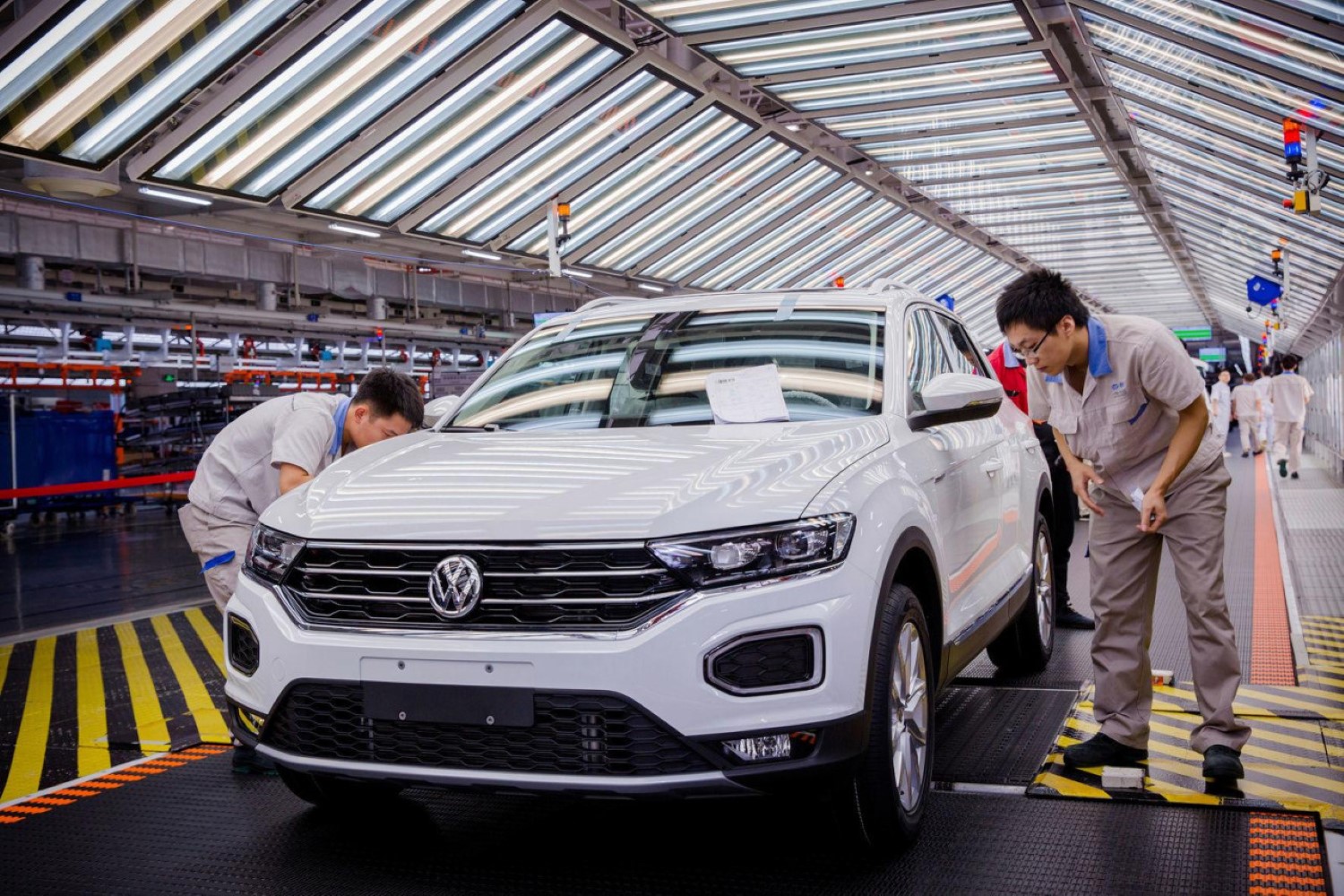 Гледаaт филмови, играат карти и вежбаат: работниците на VW во фабрички локдаун во Шангај