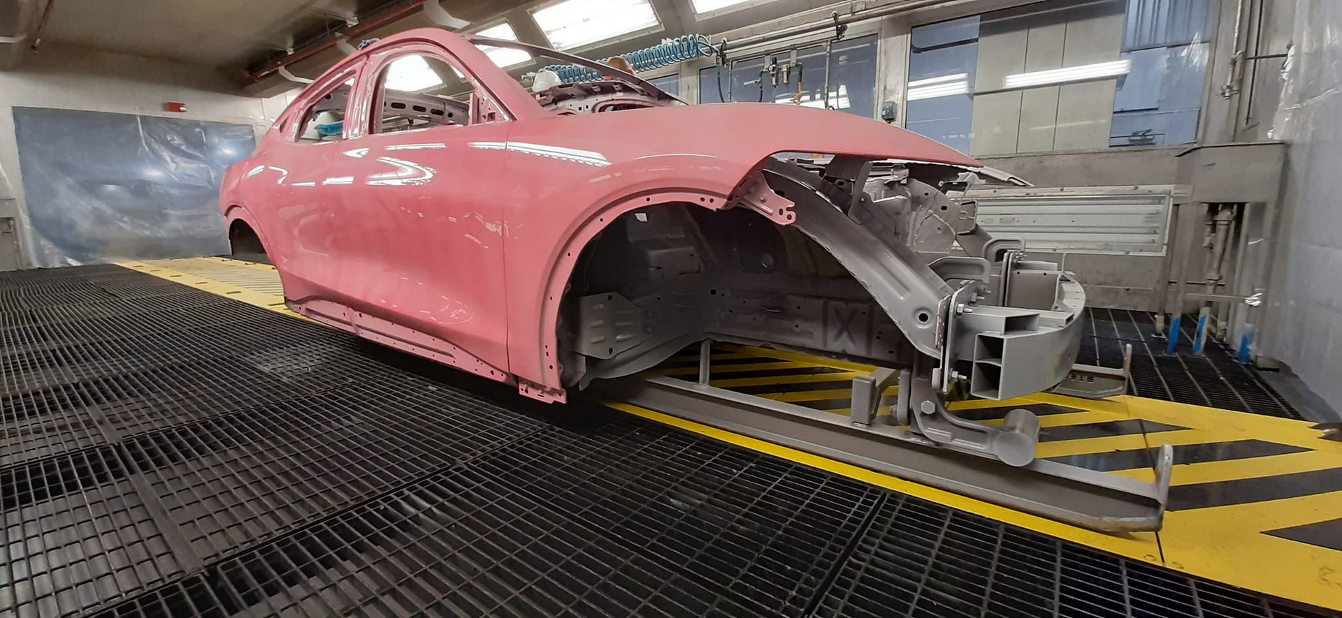 Ford Mustang Mach-E во розевa боја?! По грешка!