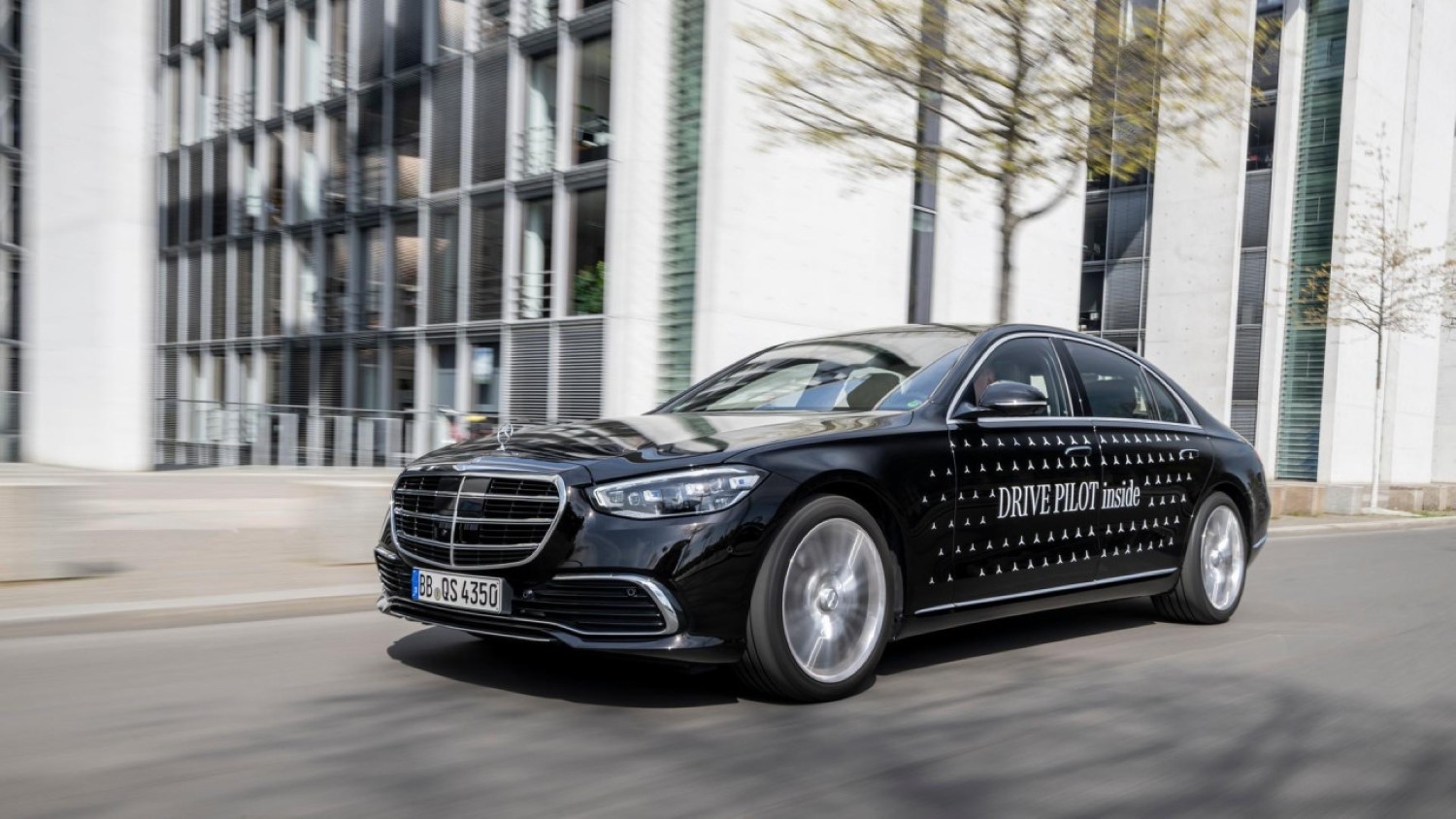 Иднината е тука: Ниво 3 автономија за Mercedes EQS и S-класата / ВИДЕО