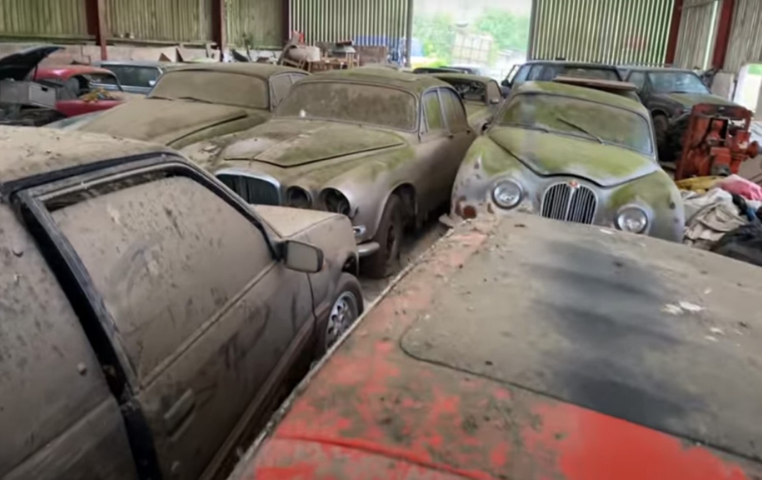 Откриен магацин полн со класици: Некој зад себе оставил една од најинтересните колекции на автомобили! / ВИДЕО