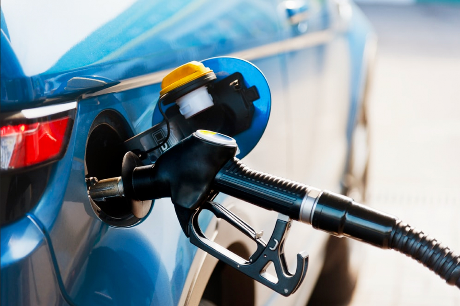 На маки и американските возачи: Цената на бензинот за прв пат во историјата надмина 5 долари за галон