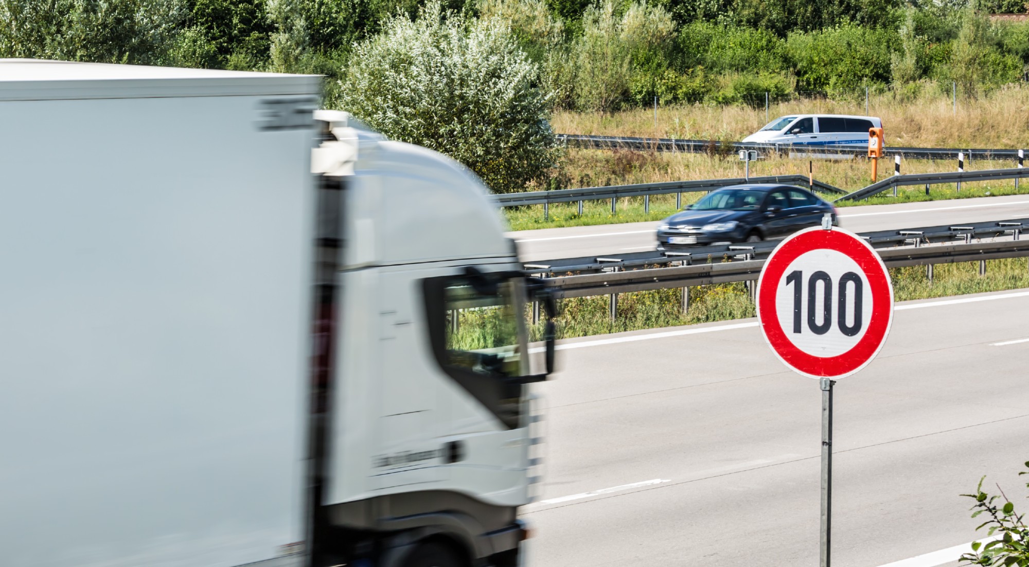 Нови предлози: 120 km/h на автопатиштата во Франција и 100 km/h на автопатиштата во Германија