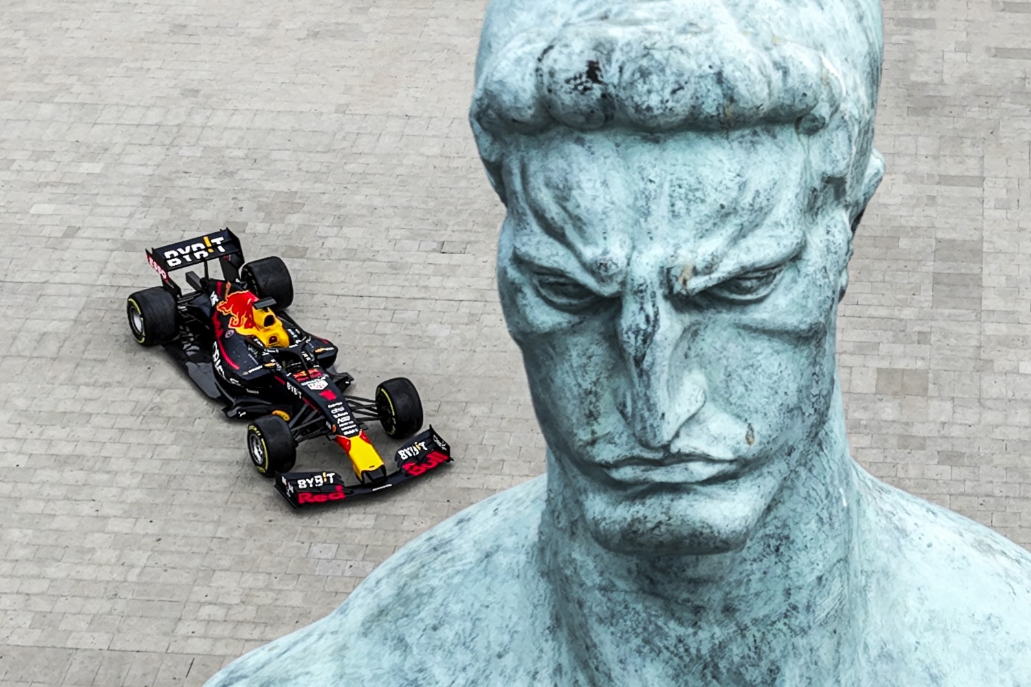 Formula 1 болидот на Red Bull Racing во септември по улиците на Белград / ФОТО