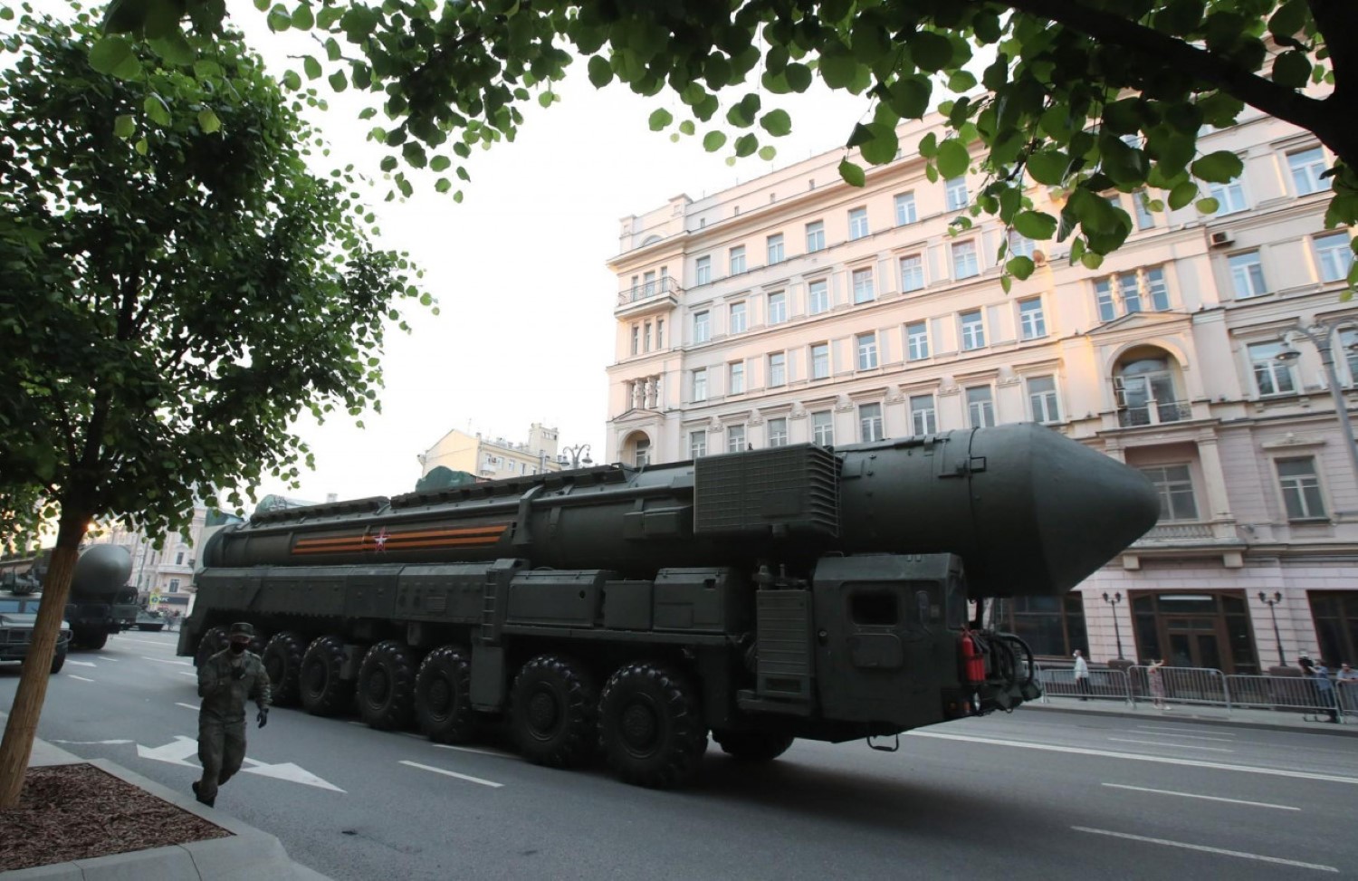 Само во Русија: Транспортер на интерконтинентални нуклеарни ракети се судрил со Porsche!