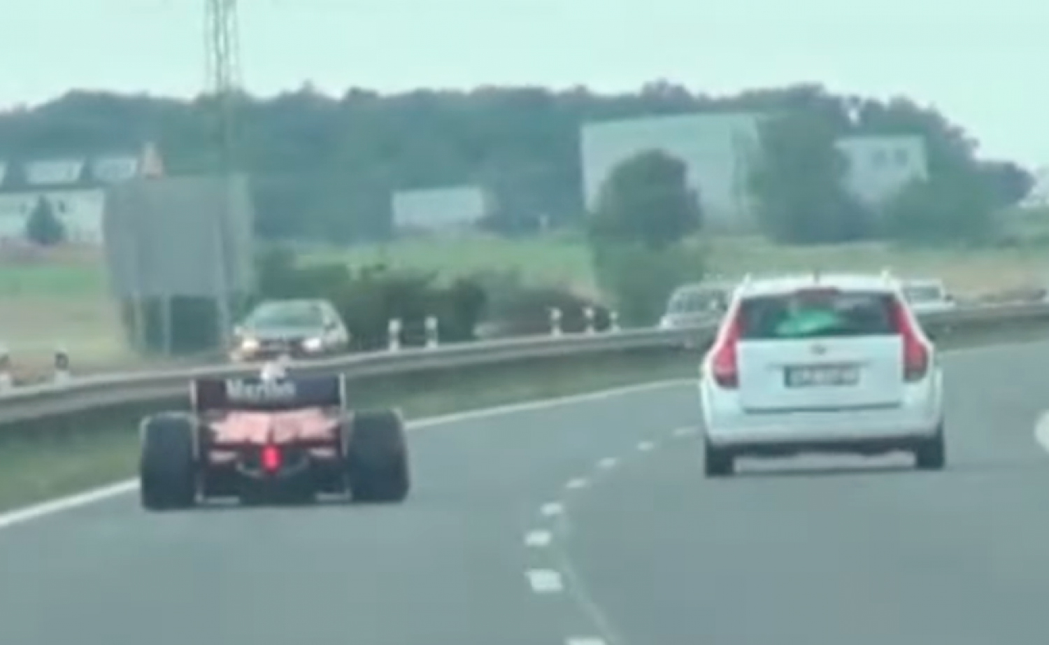 Возачите неможеле да си веруваат на своите очи! Formula 1 на автопат?! / ВИДЕО