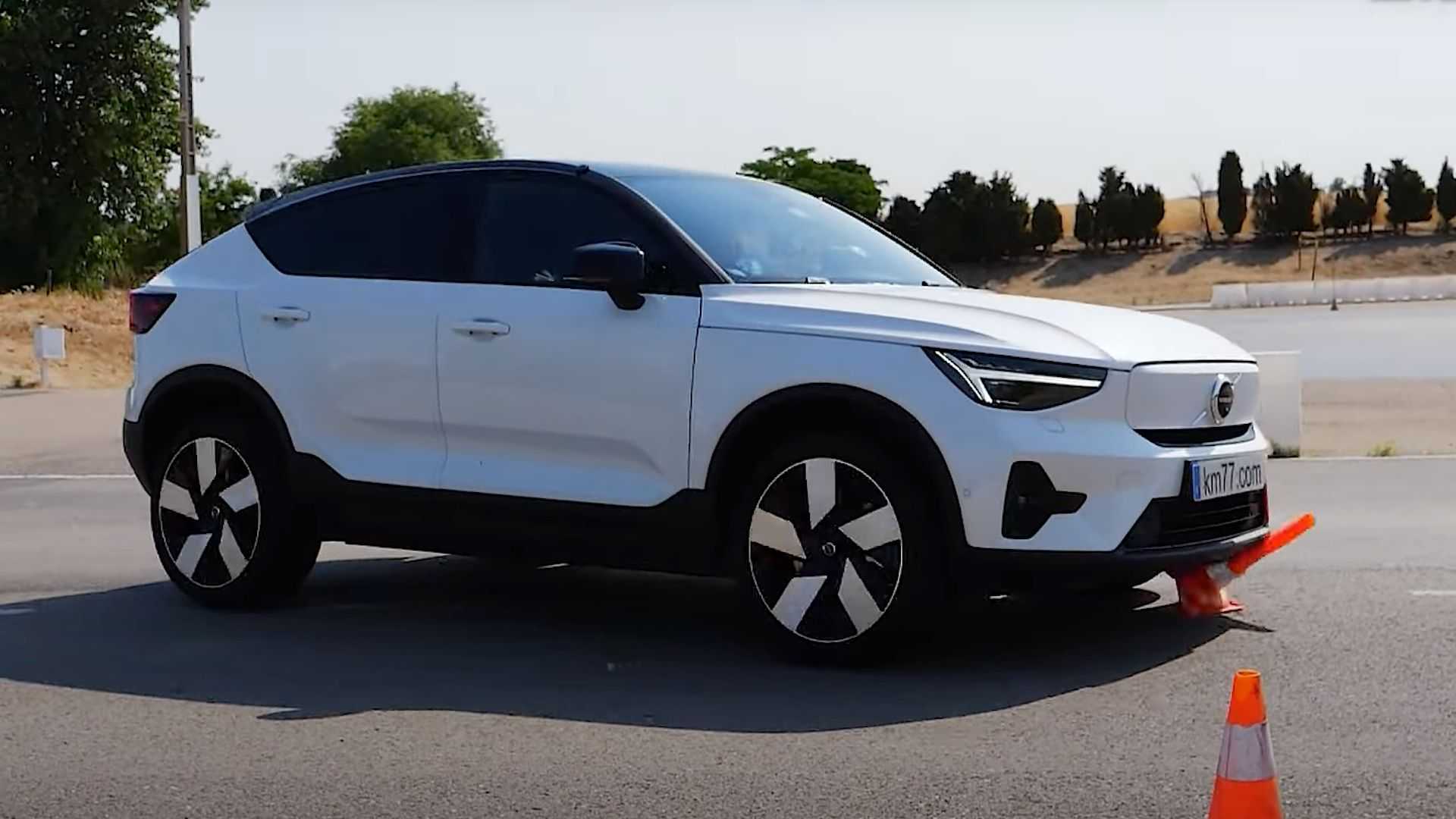 Електричниот Volvo C40 Rechargе не го поминал тестот на „Северниот елен“ / ВИДЕО