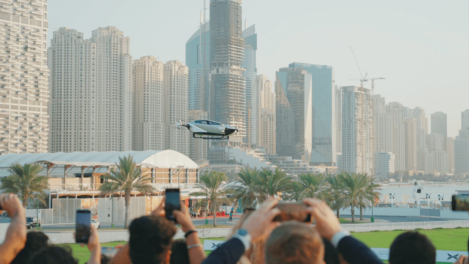 Кинески летечки автомобил го изведе својот прв јавен лет во Дубаи / ВИДЕО