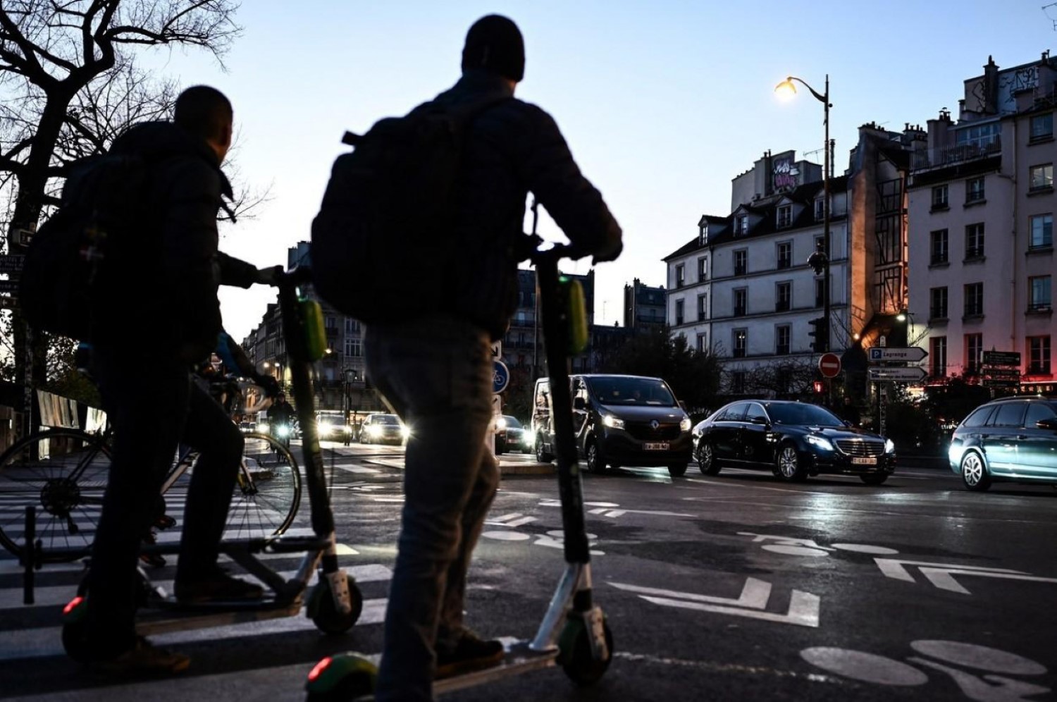 Париз ќе ги забрани јавните електрични тротинети? Градоначалникот вели дека „го затрупале градот, луѓето ги фрлаат во река“