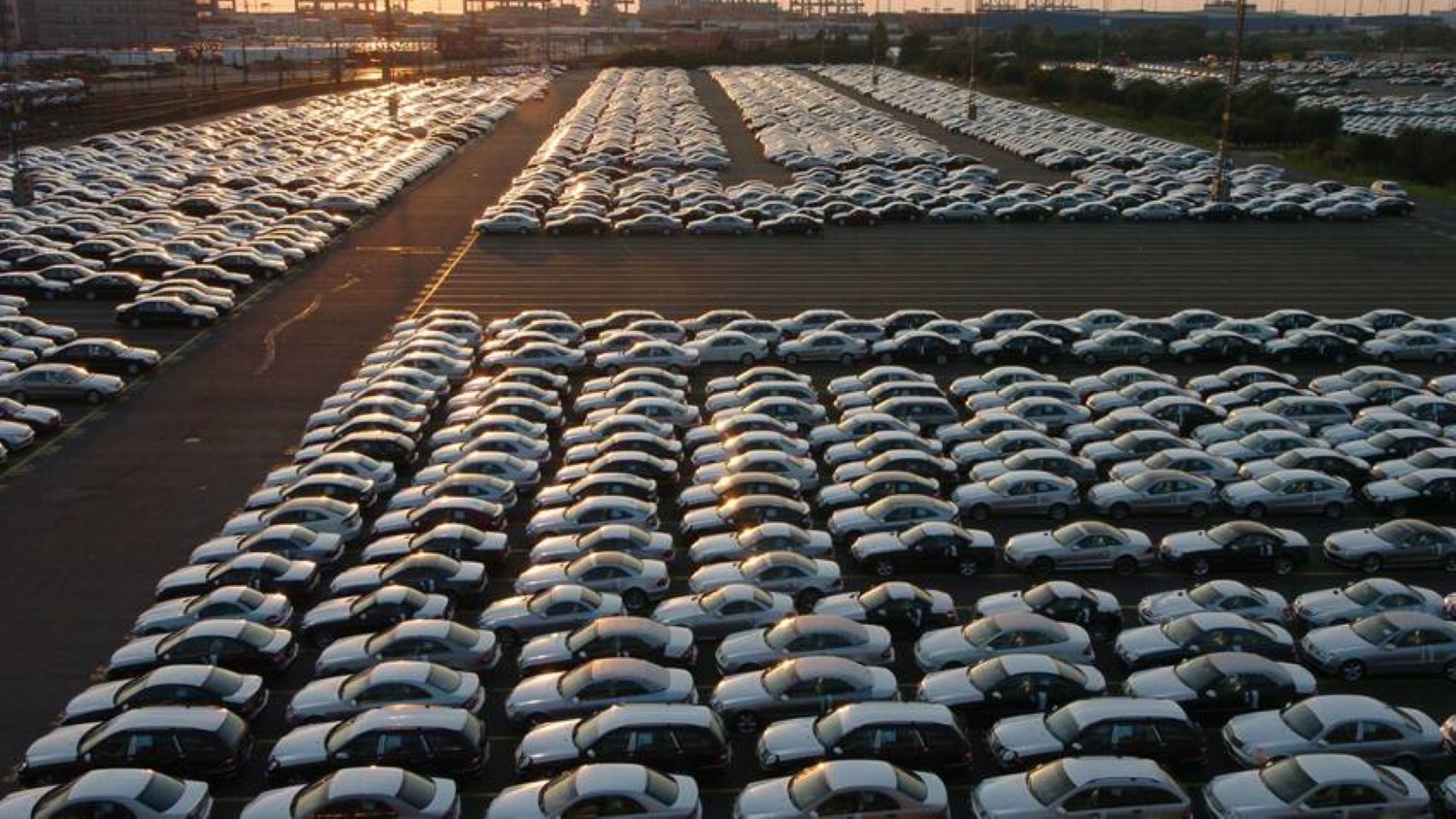 Нови проблеми за автомобилската индустрија: Илјадници возила се трупаат во големо германско пристаниште!
