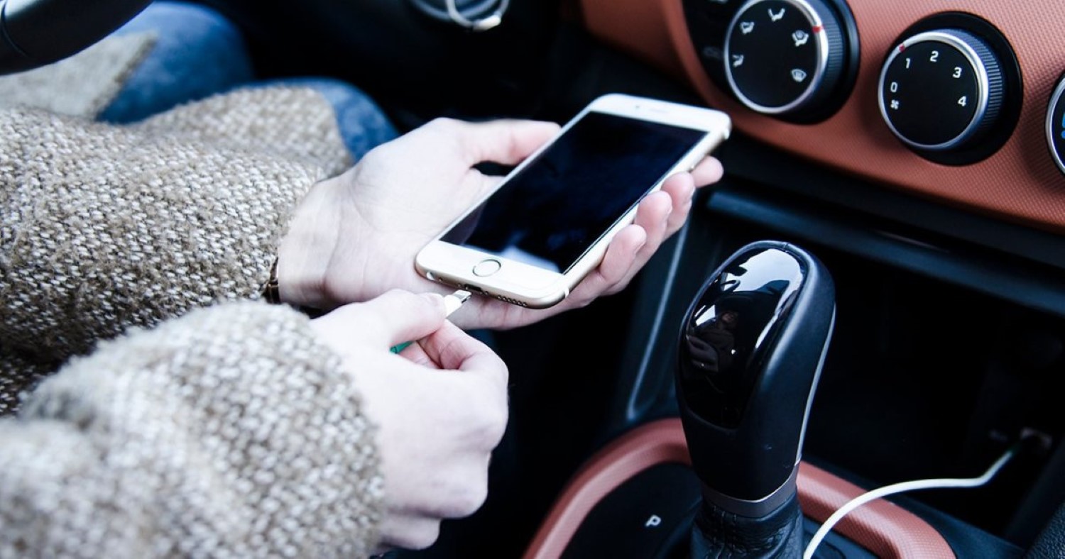 Како правилно да го полните вашиот паметен телефон во автомобил