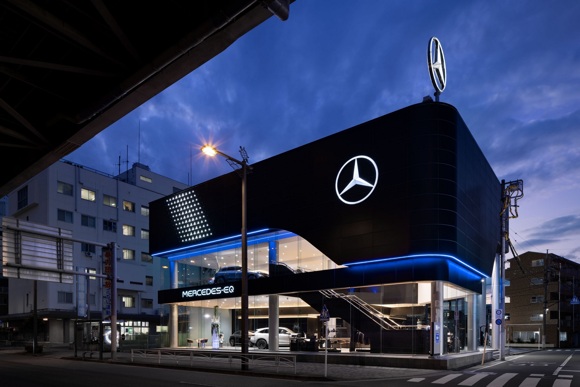 Mercedes-Benz го отвори првиот салон за продажба на исклучиво електрични автомобили