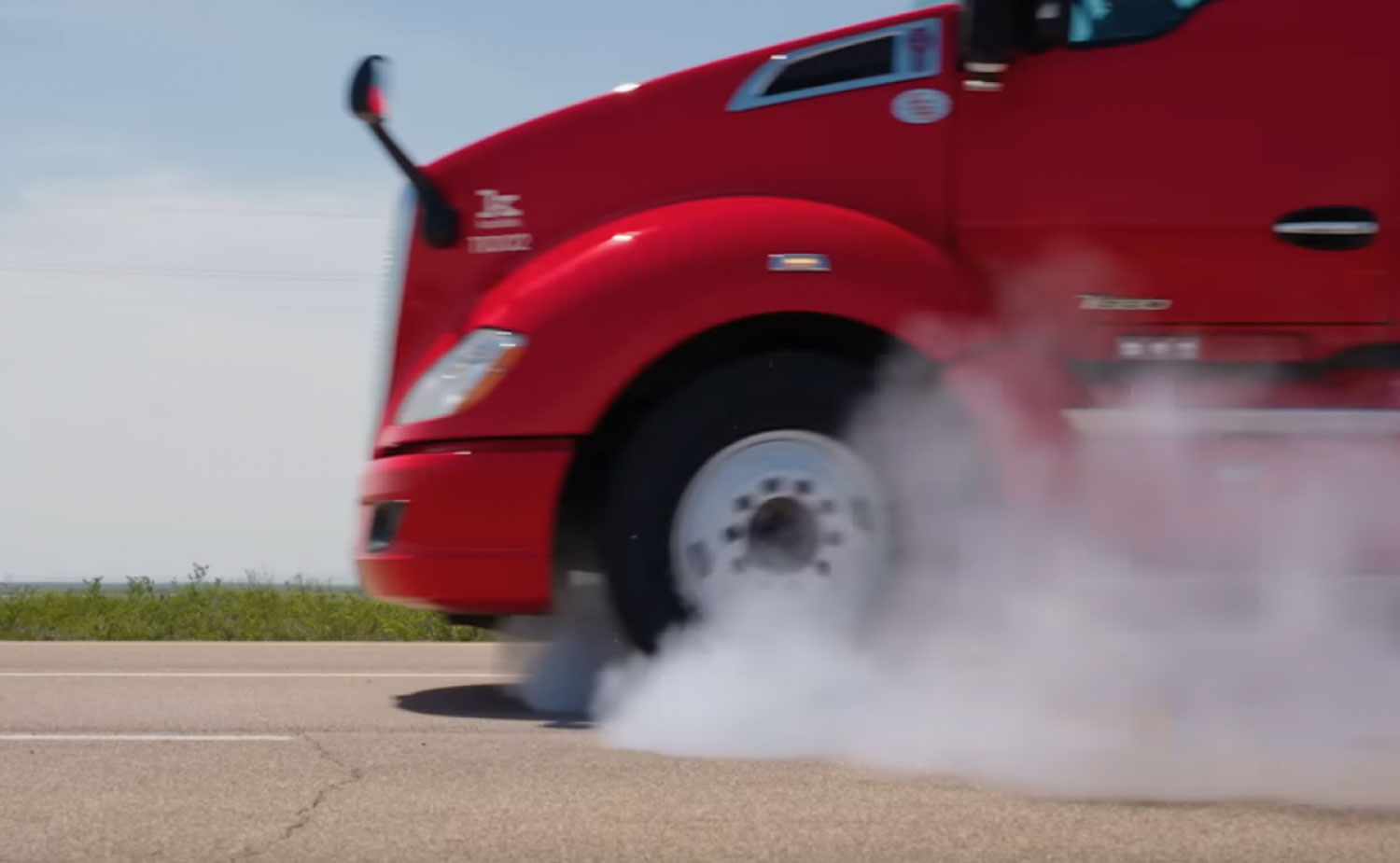 Како самоуправувачки камион се справува со дупната гума на пат? Еве го одговорот / ВИДЕО