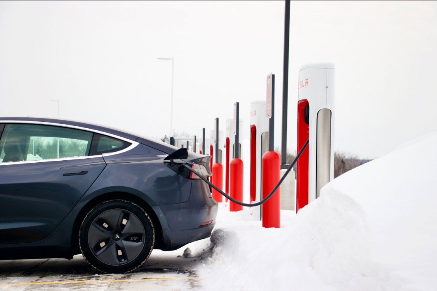 Вирално видео: Сопственик на Tesla останал на „цедило“ за Бадник! Автомобилот не се полни на студ