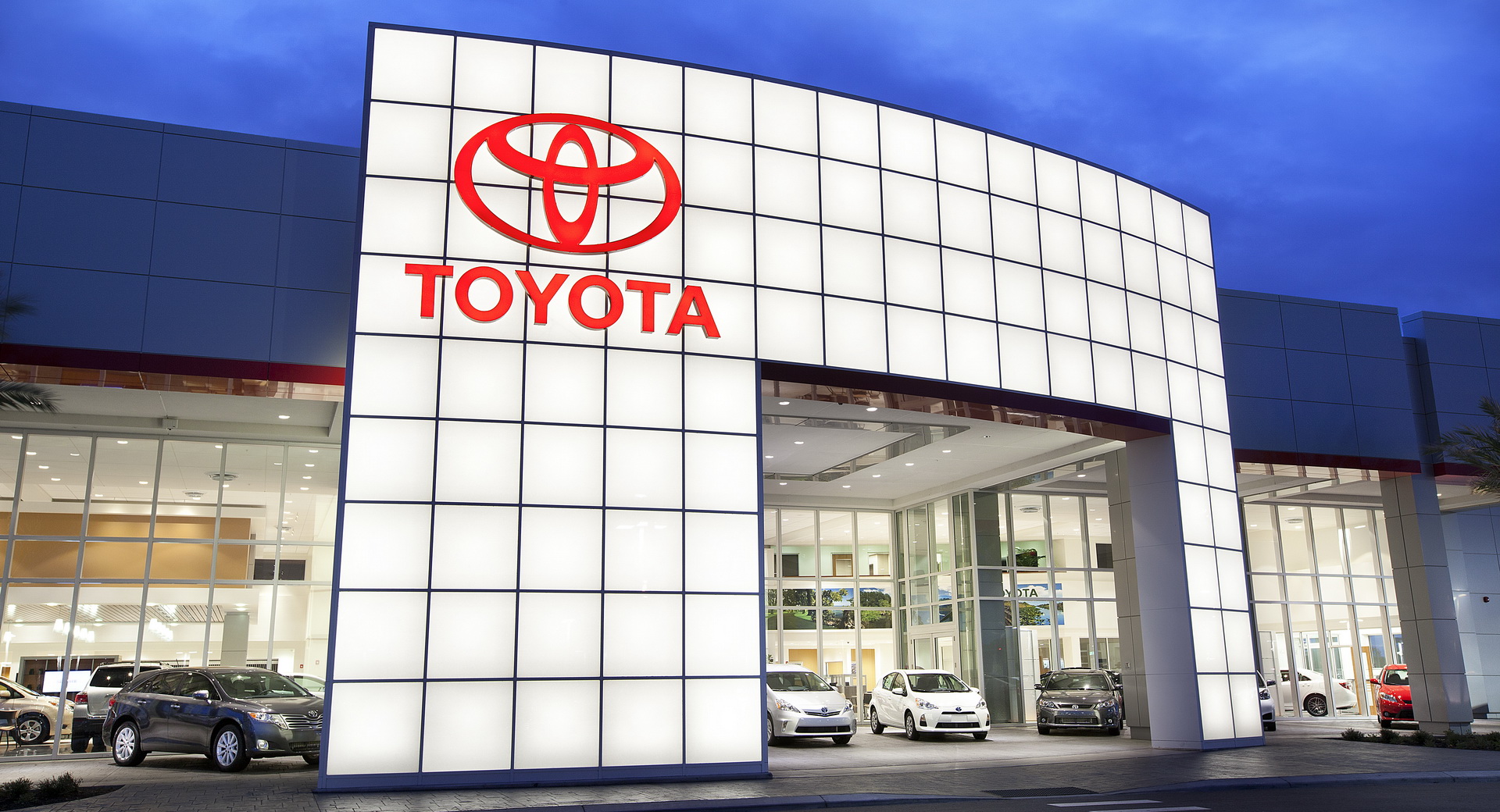 Toyota останува најпродаван производител на автомобили! Во 2022 година продала речиси 10,5 милиони возила