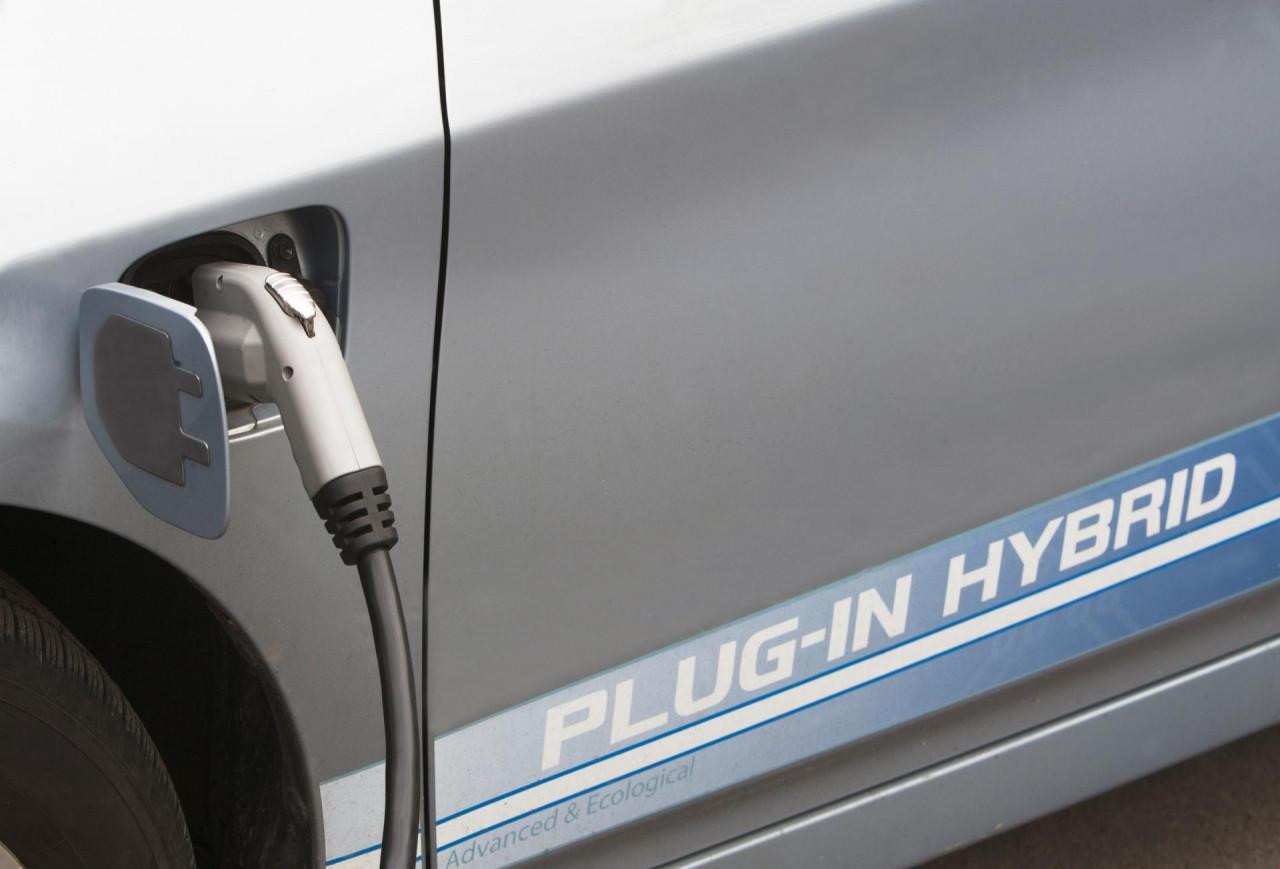 Европа сурова и кон plug-in хибридите? Наскоро низ центрите на градовите ќе мора да се возат само на струја, или воопшто не