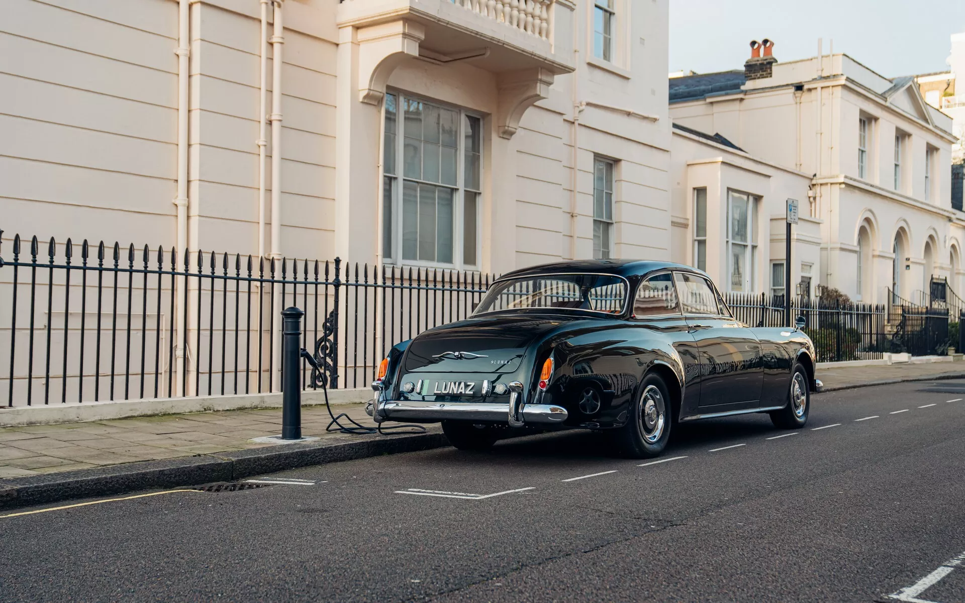 Редок Bentley S2 Continental доби „електрични“ 400 КС / ФОТО