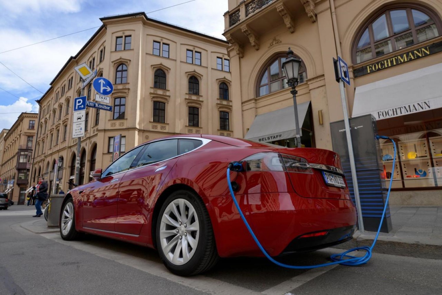 Повеќе од половина од експертите од автомобилската индустрија велат дека целите за усвојување на електрични возила се недостижни