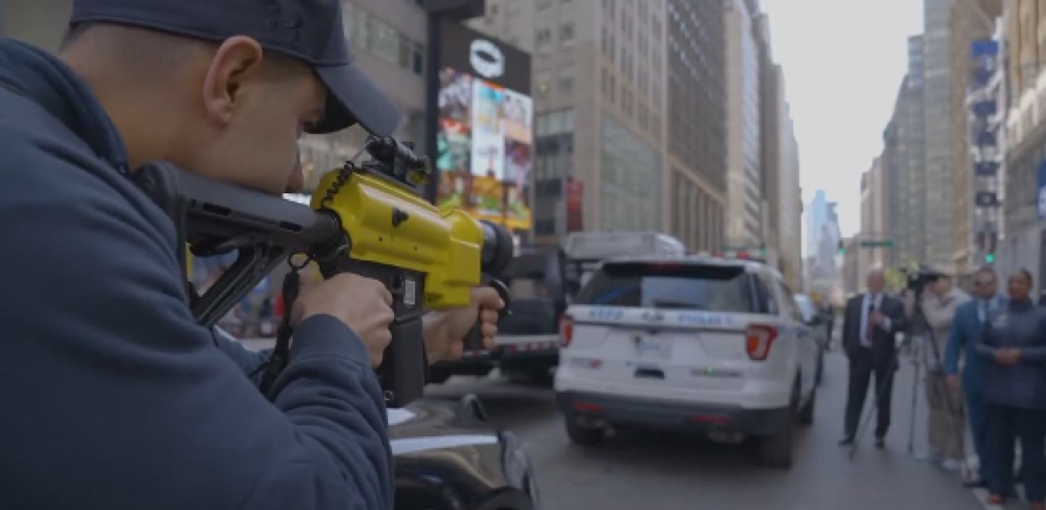Како во Бетмен филмовите: Полицијата во овој град има уред кој испукува GPS локатори во возила / ВИДЕО